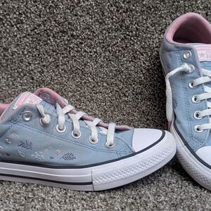 Converse GS Girls Chuck Taylor All Stars Embroidered Floral Blueberry Ice 4.5